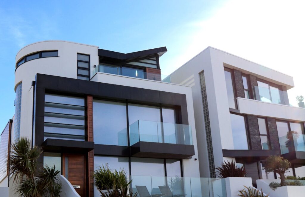 Casa lujosa con balcón Casa de lujo contemporánea con balcones de vidrio en Poole, Reino Unido, que muestra un diseño arquitectónico moderno.